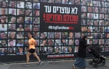 Une affiche réunissant les photos d'otages israéliens à Gaza, à Jerusalem, le 17 février 2025
