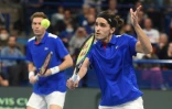 Le Français Pierre-Hugues Herbert effectue une volée, sous le regard de son partenaire Nicolas Mahut, lors de leur match de qualification pour la Coupe Davis face à l'Equateur, le 5 mars 2022 au Palais de Sports de Pau