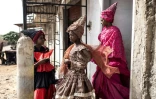 Des mannequins en tenues traditionnelles des Signares créées par Ndéye Diop Guissé à Saint Louis, au Sénégal, le 10 août 2021