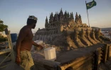 Le Brésilien Marcio Mizael Matolias travaille sur son château de sable, le 18 janvier 2018 sur la plage de Barra da Tijuca, à Rio de Janeiro