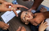Un enfant se fait vacciner contre la polio à Deir el-Balah, dans le centre de la bande de Gaza, le 4 septembre 2024