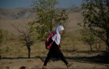 Une fillette sur le chemin de l'école, près d'Hérat en Afghanistan le 21 septembre 2021
