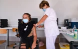 Une collégienne se fait vacciner dans son établissement à Privas, le 6 septembre 2021