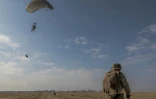 Saut en parachute lors d'un entraînement de militaires ukrainiens, dans un lieu non précisé, le 27 mars 2026