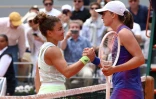 Iga Swiatek et Jasmine Paolini se serrent la main à l'issue de la finale de Roland-Garros remportée par la Polonaise 6-2 6-1 le 7 juin 2024 à Paris