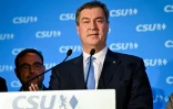 Le chef du gouvernement de Bavière Markus Söder et candidat de la CSU aux élections régionales allemandes, fait une déclaration après les  premiers résultats de sortie des urnes, le 8 octobre 2023 à Munich, dans le sud de l'Allemagne