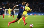 L'attaquant Kingsley Coman déborde le milieu de terrain kazakh Maksat Taykenov, lors des éliminatoires de la Coupe du monde 2022 au Qatar, le 13 novembre 2021 au Parc des Princes à Paris