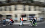 Deux personnes sur une trottinette Ă Paris le 13 septembre 2019