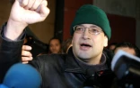 Ali Lamrabet, le 7 janvier 2004, à sa sortie de prison après avoir bénéficié d'une grâce royale, près de Rabat au Maroc