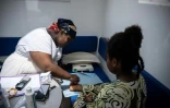 Une infirmière s'occupe d'une enfant lors d'une consultation médicale dans le camion mobile de la PMI (Protection maternelle et infantile) dans le dans le quartier de Cavani Sud, à l'est de Mayotte, le 2 janvier 2025