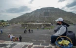 Un vendeur attend les touristes lors de la réouverture du site archéologique de Teotihuacan au Mexique le 10 septembre 2020