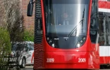 Benedikt Hanne, étudiant de 24 ans, se forme à la conduite d'un tramway à Nuremberg, en Allemagne, le 21 mars 2024