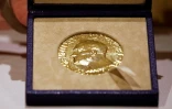 La médaille de prix Nobel de la paix obtenue par le journaliste russe Dmitri Mouratov et vendue aux enchères au profit des enfants ukrainiens déplacés par la guerre, à New York, le 20 juin 2022