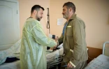 Le président ukrainien Volodymyr Zelensky (gauche) salue un soldat blessé dans un hÎpital de Kharkiv (nord-est) le 16 mai 2024