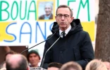 Le ministre français de l'Intérieur Bruno Retailleau prononce un discours lors d'un rassemblement de soutien à l'écrivain franco-algérien détenu en Algérie, Boualem Sansal, à Paris le 25 mars 2025