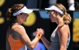 Alizé Cornet (g) et Danielle Collins après leur quart de finale de l'Open d'Australie le 26 janvier 2022 à Melbourne