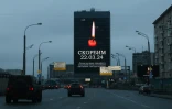 "Nous sommes en deuil 22/03/2024", proclame une affiche dans une rue de Moscou le 23 mars 2024, au lendemain de l'attentat meurtrier