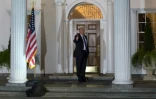 Donald Trump devant l'entrée du pavillon de son club house à Bedminster, dans le New Jersey, le 19 novembre 2016