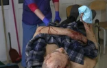 Un homme blessé par des éclats est étendu sur une civière à l'hôpital de Severodonetsk, le 17 avril 2022