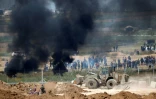 Des Palestiniens protestant pour le droit de retour des réfugiés sur leurs terres en Israël brûlent des pneus à la frontière entre Gaza et Israël le 6 avril 2018
