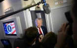 Le président américain Donald Trump s'adresse à la presse à bord d'Air Force One, en vol pour Miami, en Floride, le 3 avril 2025