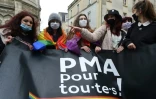 Des manifestantes brandissent une pancarte pro-PMA le 30 janvier 2021 à Angers