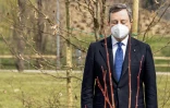 Photo publiée par le service de presse du Palazzo Chigi, montrant le Premier ministre Mario Draghi se recueillant lors de l'inauguration d'un "Bois de la mémoire" dans un parc de Bergame, dans le nord de l'Italie, le 18 mars 2021