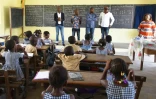 Le groupe Magic System rend visite aux élèves de l'école primaire qu'il a créé dans son quartier natal d'Anoumabo, à Abidjan, en Côte d'Ivoire, le 29 mai 2017