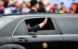 Le dirigeant nord-coréen salue la foule depuis la fenêtre d'une voiture officielle à son arrivée à Dong Dang, le 26 février 2019 au Vietnam