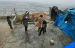 Des enfants jouent dans le camp pour déplacés syriens d'Atmé, dans la province d'Idleb, dans le nord-ouest de la Syrie, le 5 février 2025