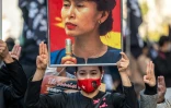 Une femme tient le portrait d'Aung San Suu Kyi, renversée par un coup d'Etat militaire en février en Birmanie, lors d'une manifestation le 11 décembre 2021 à Tokyo