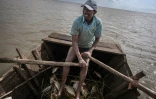 dans son petit bateau en bois utilisé pour la pêche artisanale sur le lac Dembel, où il pêche depuis plus de 30 ans, le 22 mai 2025 à Batu, en Ethiopie 