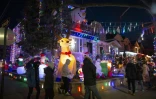 La tradition veut que les illuminations commencent fin novembre, dans le quartier de Dyker Heights, éloigné des attractions de Manhattan 