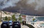 Le nuage de fumée d'un incendie près de la Plage des Corbières à Marseille, le 8 juillet 2025