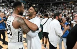 Le président de l'Asvel Tony Parker (d) félicite David Lighty après la victoire en finale du Championnat de France contre Monaco, le 25 juin 2022 à Villeurbanne