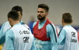 L'attaquant de l'équipe de France de football Olivier Giroud (en rouge) à l'entraînement au Stade de France, à Saint-Denis, le 12 novembre 2015, à la veille du match amical contre l'Allemagne