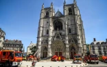 Des pompiers sur le parvis de la cathédrale de Nantes après un incendie, le 18 juillet 2020