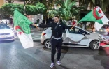 Un jeune Algérien manifeste sa joie dans le centre d'Alger le 11 mars 2019 après l'annonce du président Abdelaziz Bouteflika