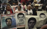 Des proches des 43 étudiants disparus assistent à la lecture d'un rapport d'experts indépendants, à Mexico le 24 avril 2016