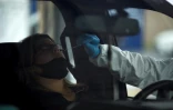 Un automobiliste se fait tester au coronavirus dans un drive, le 25 juin 2020 à Houston, au Texas