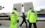 Des policiers à l'entrée du tribunal central de Séoul, le 14 avril 2025, au moment où l'ancien président Yoon Suk Yeol arrive