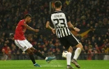 L'attaquant de Manchester United Marcus Rashford (g) tire et marque contre Partizan Belgrade en Ligue Europa, le 7 novembre 2019 à Manchester