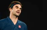 Roger Federer dépité après un point perdu face au Grec Stefanos Tsitsipas à l'Open d'Australie le 20 janvier à Melbourne.