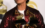 Bruno Mars avec dans les bras tous ses Grammy remportés lors de la 60e cérémonie des Grammy Awards, le 18 janvier 2018 à New York