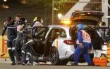 Le Français Romain Grosjean soutenu après son accident dès le premier tour du GP de Bahreïn, à Sakhir, le 29 novembre 2020