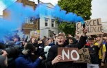 Des supporters de Chelsea manifestent pour demander le retrait du projet de Super Ligue, compétition privée rivale de la Ligue des Champions, avant le match de Premier League contre Brighton, le 20 avril 2021 au stade de Stamford Bridge à Londres