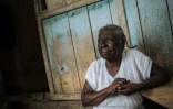Agida Lucia, 89 ans, devant sa maison dans l'ancienne plantation coloniale Agostinho Neto, à Sao Tomé-et-Principe le 29 mai 2019