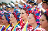 Des femmes en costumes traditionnels lors de la parade militaire marquant le 30e anniversaire de l'indépendance de l'Ukraine, le 24 août 2021 à Kiev