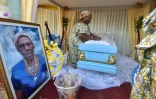 Une des filles de la centenaire décédée Anne M'Boua Ahoutié nettoie son cercueil à Adjakoutié, un petit village à l'ouest d'Abidjan, le 3 août 2018