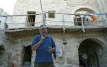 Le père italien Paolo Dall'Oglio dans une cour du monastère de Mar Moussa, le 12 juillet 2007 en Syrie